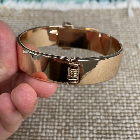 Urban Outfitters Gold buckle bracelet 💛 - Picture 2 of 6